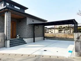 ブラック基調で統一した、上質なセミクローズ新築外構デザイン