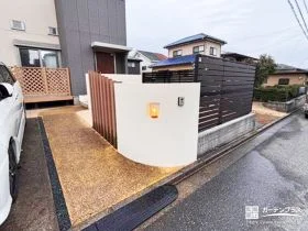 塗装で生まれ変わった、やわらかな印象の既存門柱[施工後]