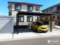 東洋工業「エクレル」の目地が映えるおしゃれな駐車スペース