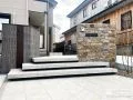 木調プレートが印象をつくる重厚感のある門まわり
