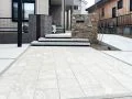 照明で魅せる、上質なタイルアプローチ