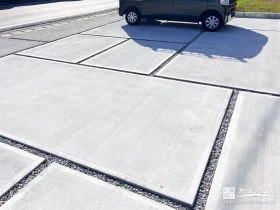 刷毛引きと洗い出しを使い分けた、表情豊かな駐車スペース[施工後]