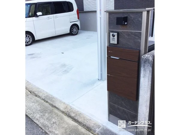 ストーンブラックが映える、おしゃれな機能門柱デザイン