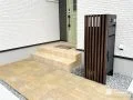 素材や色味のバランスにもこだわった門周り