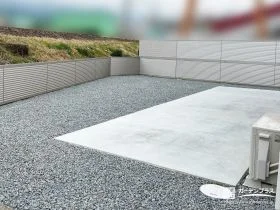 コンクリートテラスで、線路沿いでも落ち着いて過ごせる庭空間に[施工後]