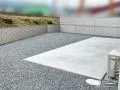 コンクリートテラスで、線路沿いでも落ち着いて過ごせる庭空間に