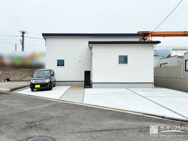 線路沿いでも心地よく暮らせる。視線対策とデザイン性を両立した新築外構
