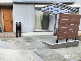 目隠しフェンスで道路からの視線をカットする駐輪スペース工事