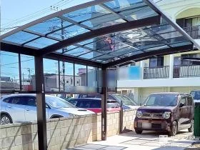 サイドパネル付きで雨風の吹込みを軽減するカーポート設置工事