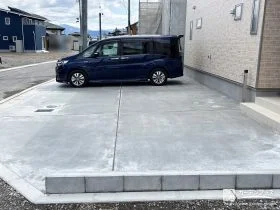 クラック誘発目地でひび割れの発生を防止した駐車スペース工事