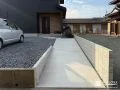 足元が平らで歩きやすいアプローチ