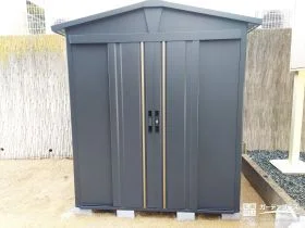 三角屋根がお庭をデザインする、おしゃれな物置「タクボ リジュー」[施工後]
