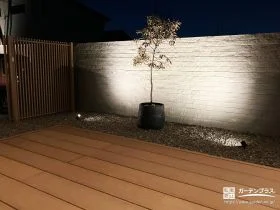 アップライトで、夜も美しく映える目隠し塀に