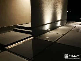 浮き階段と建物をやさしく照らすライティング[施工後]