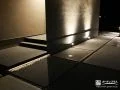 浮き階段と建物をやさしく照らすライティング