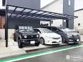 ファサードに美しく収まる3台用のカーポート