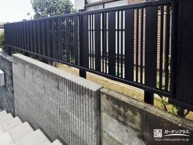 境界ラインにリズム感を生み出すおしゃれなフェンス[施工後]