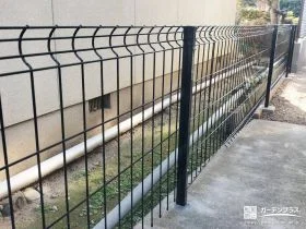 軽やかに境界を区切るメッシュフェンス[施工後]