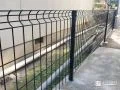軽やかに境界を区切るメッシュフェンス