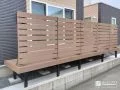 目隠しフェンスと物干し付きで便利にお使いいただけるデッキ工事