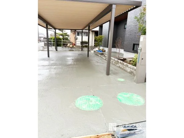 雪や雨の日でも快適なスチール折板屋根付き外構