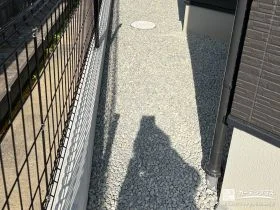 圧迫感を与えずに境界を区切った犬走り[施工後]