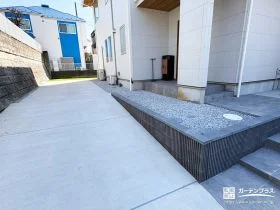 化粧ブロックの土留めで高低差を美しく整えた駐車スペース[施工後]