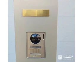 ゴールド表札が映えるシンプルモダンな機能門柱[施工後]