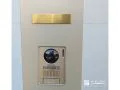 ゴールド表札が映えるシンプルモダンな機能門柱