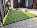 冬場も青々とした緑を楽しめる人工芝のローメンテナンスな主庭