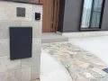 乱形石張りで華やかに仕上げたアプローチが玄関へ優しく導く工事
