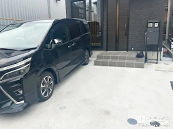 広々した駐車スペースに土間コンクリートを打設して整えた工事