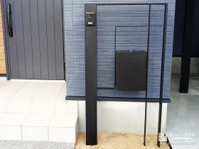 細いフレームラインがおしゃれな機能門柱[施工後]