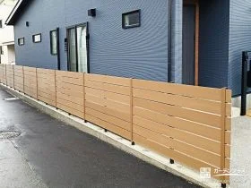 「プラドone」の木調フェンスでやわらかさを添えた目隠し空間[施工後]