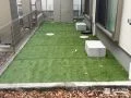 雑草が生えにくく緑鮮やかな人工芝を敷設したリフォーム工事