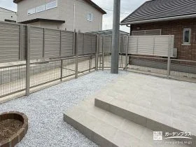 広々としたタイルデッキのあるお庭[施工後]