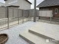 広々としたタイルデッキのあるお庭