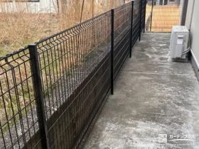 圧迫感を感じさせず境界を区切るメッシュフェンス[施工後]