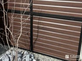 木目調の横板とブラックフレームが調和する目隠しフェンス工事