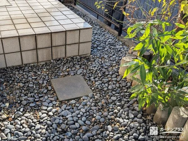 雑草の生えやすいお庭に砂利を敷きローメンテナンス化した工事