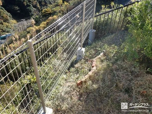 高低差のある道路への転落事故を防ぐ境界フェンスの設置工事
