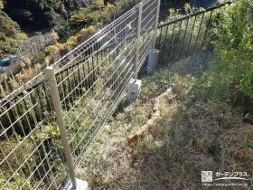 高低差のある道路への転落事故を防ぐ境界フェンスの設置工事