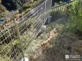 高低差のある道路への転落事故を防ぐ境界フェンスの設置工事