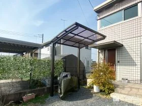 玄関前に上品なブラウンカラーのサイクルポートを設置した工事