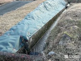 雑草が生えやすいお庭の一画に防草シートを敷設した雑草対策工事