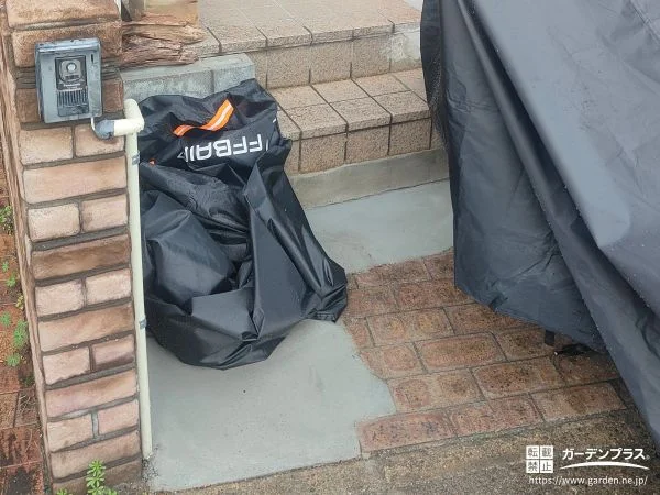 花壇を撤去しコンクリートを打つことで空間を有効活用した工事