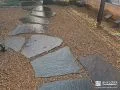 玄関周りの植栽や門柱を撤去し駐車スぺースとして活用した工事