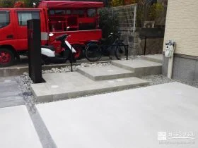 安心して行き来できる広い踏面の玄関ポーチステップ[施工後]
