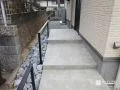 割栗石のロックガーデンとフレームフェンスで抜け感を演出