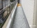 雑草対策と境界フェンスを設置した犬走り